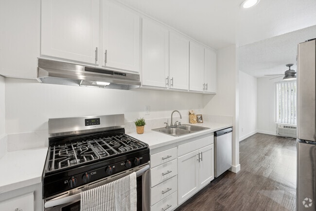 2BR, 2BA - 990SF - Kitchen - La Fontana Apartments