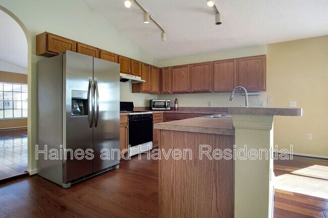 Photo - 990 Kenbar St