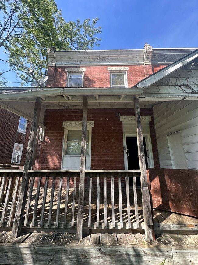 Building Photo - Large 3 bed, 2 full bath
