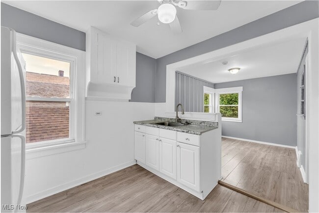 Building Photo - 11301 Fortune Ave Unit 2/UP