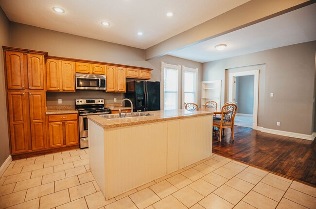 Photo - Stunning 5 bed 2 bath House ** Beautiful U...