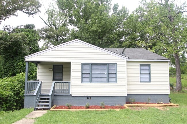 Building Photo - New On The Market! Totally Renovated! Chec... Rental