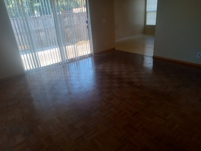 Photo - 927 W 8th St