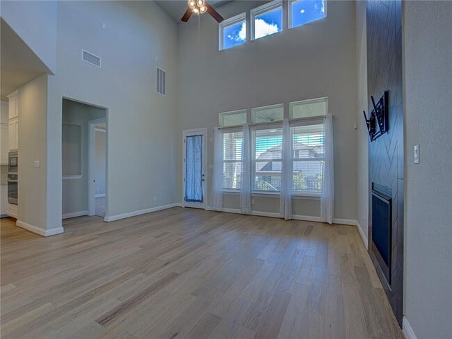 Photo - 425 Sitlington Ln