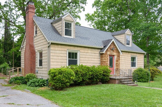 Building Photo - Charming Three-Bedroom Home East of Asheville