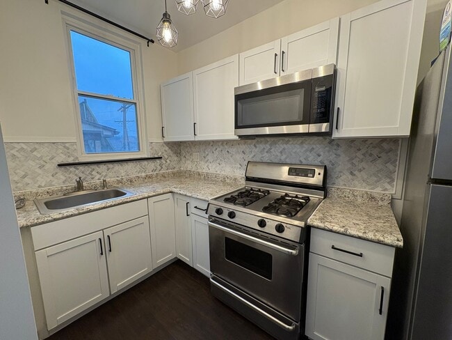 Building Photo - 3 Unit Apt 1