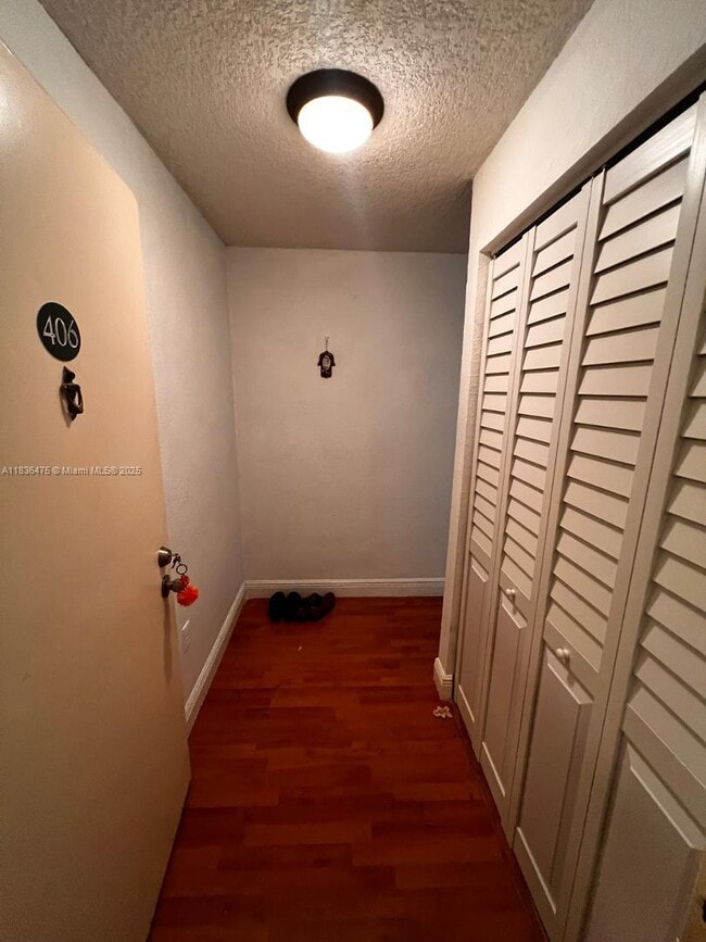 Photo - 210 SW 11th St Unidad 406