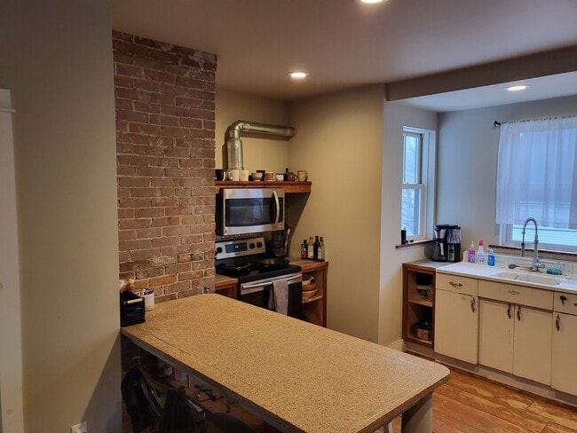 Building Photo - Perry Hill Partners Unit A