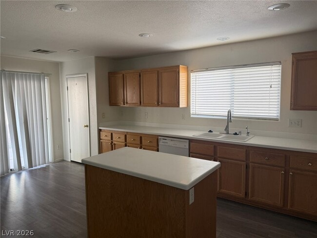 Photo - 203 Lynbrook St