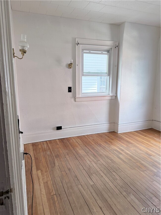 Photo - 2131 James St