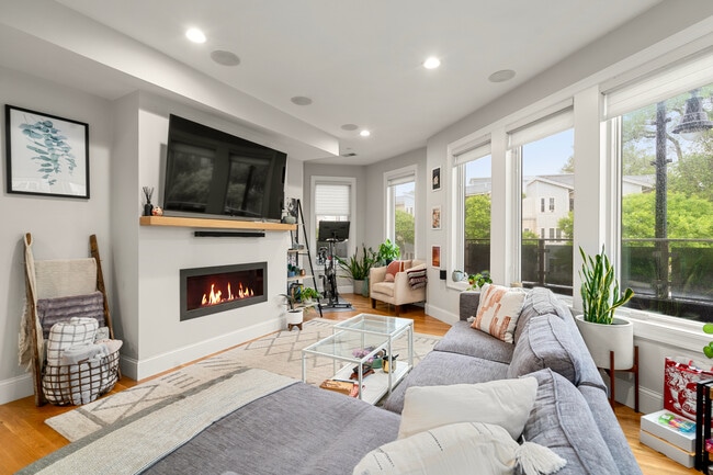 Building Photo - 275 Old Colony Ave Unit 2