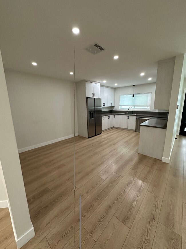 Photo - 237 N Kenwood St Unit B