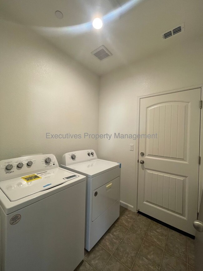 828 Sophie Ct