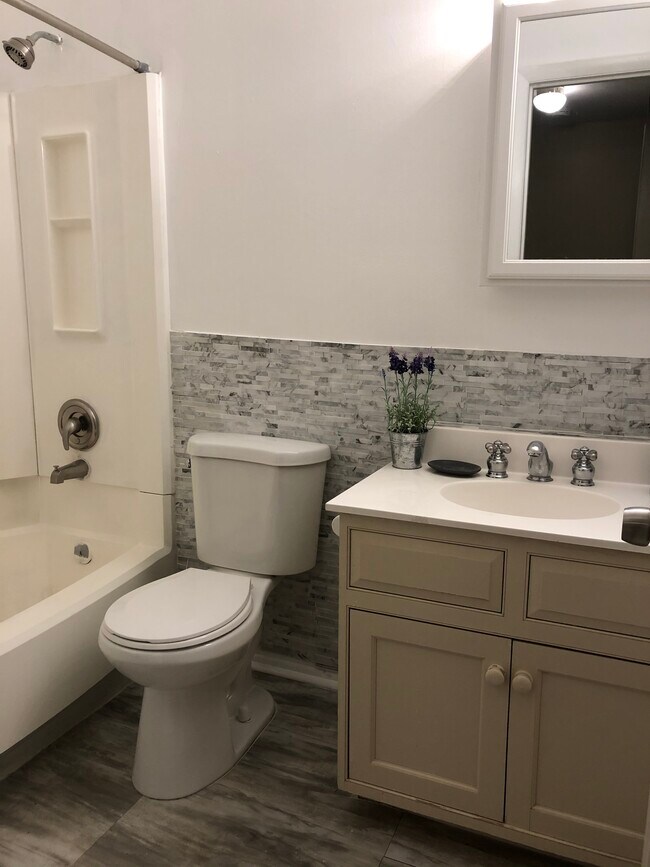 Full bath room - 397 Carronade Way
