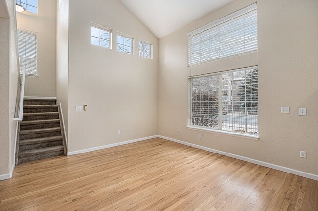 Photo - Bright & Spacious End-Unit Townhome with High Ceilings, Fireplace and over 1500 sqft of Living Sp...