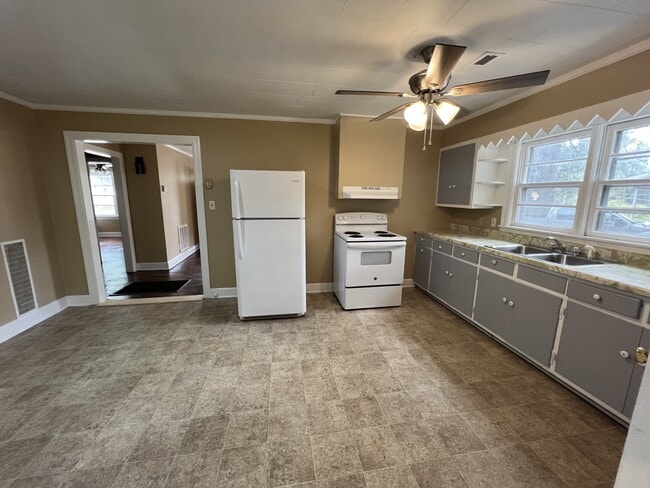 Photo - 323 Lee St