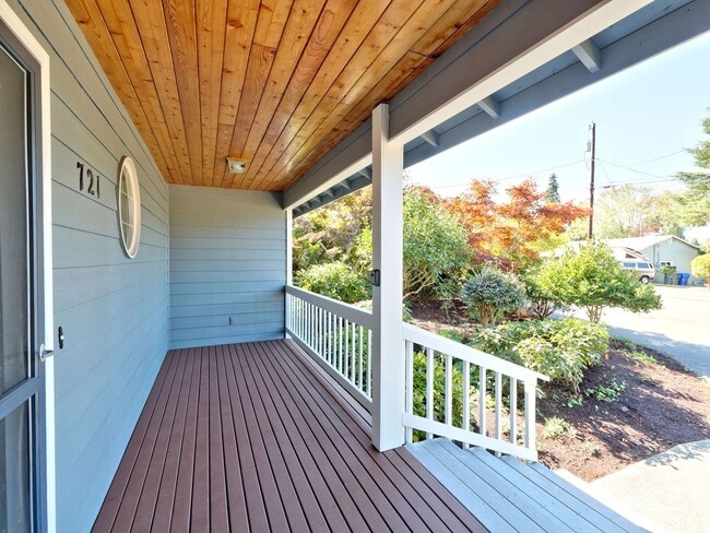 Photo - 721 Crown Dr