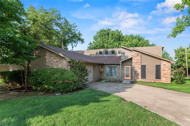 Photo - 2001 Oak Creek Dr House