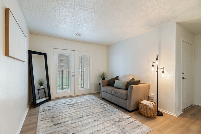 Sala de estar y puerta del patio - Bluff Creek