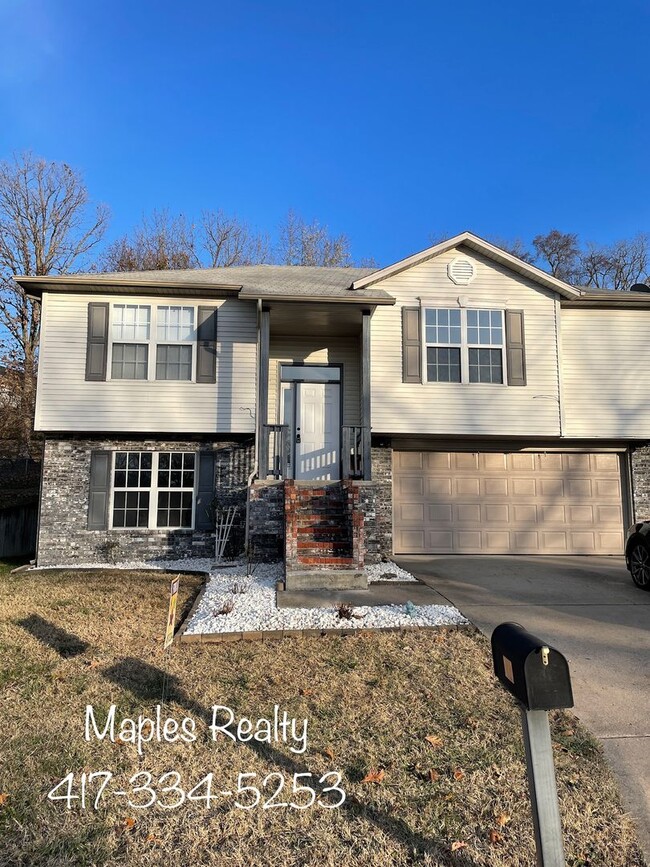 3 Bed / 3 Bath Home with Garage & Fenced Yard - 3 Bed / 3 Bath Home with Garage & Fenced Yard