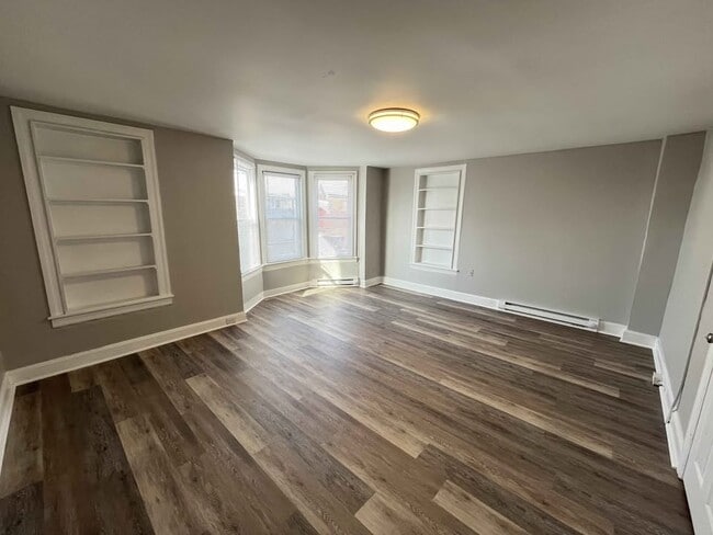 Bedroom - 352 S Locust St Unidad Apt #3