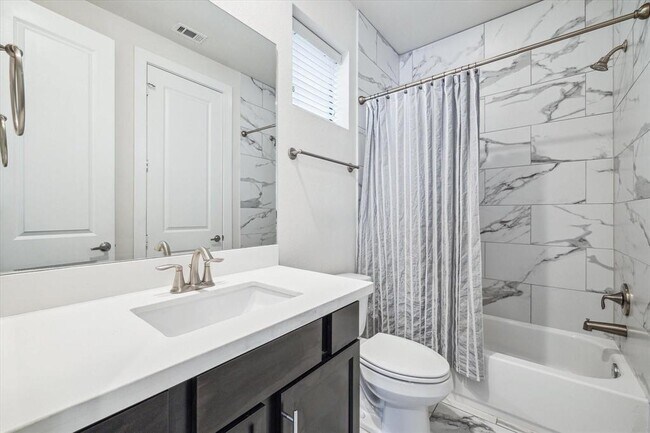 Photo - 1044 W 15th 1/2 St