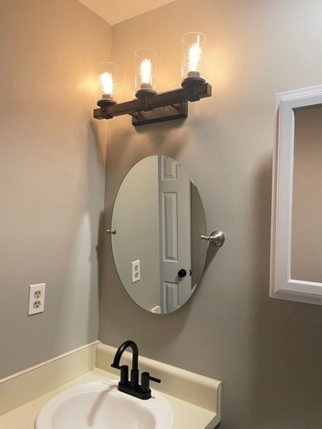 Photo - Available NOW – Renovated 3 Bedroom, 2 Bat... Casa