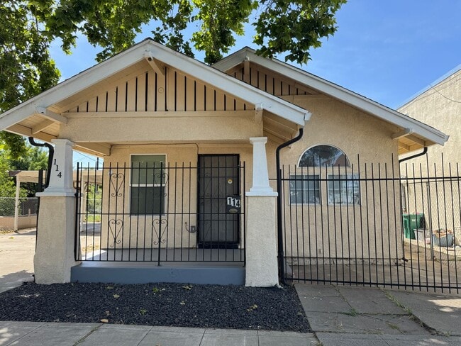 Building Photo - Cute 2 Bedroom, 1 Bathroom Cottage