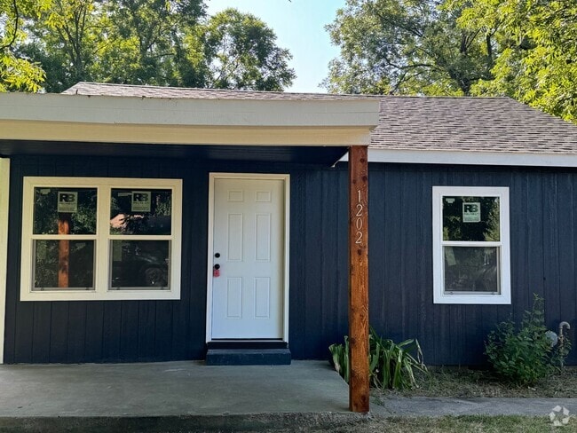 Building Photo - 4 Bedroom 2 Bath With Large Yard Rental