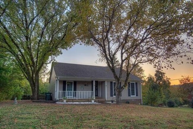 Building Photo - Harpeth Woods Home with Large Fenced in Ya...