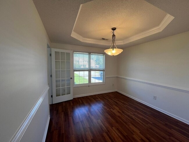 Photo - 100 Dover Ct E