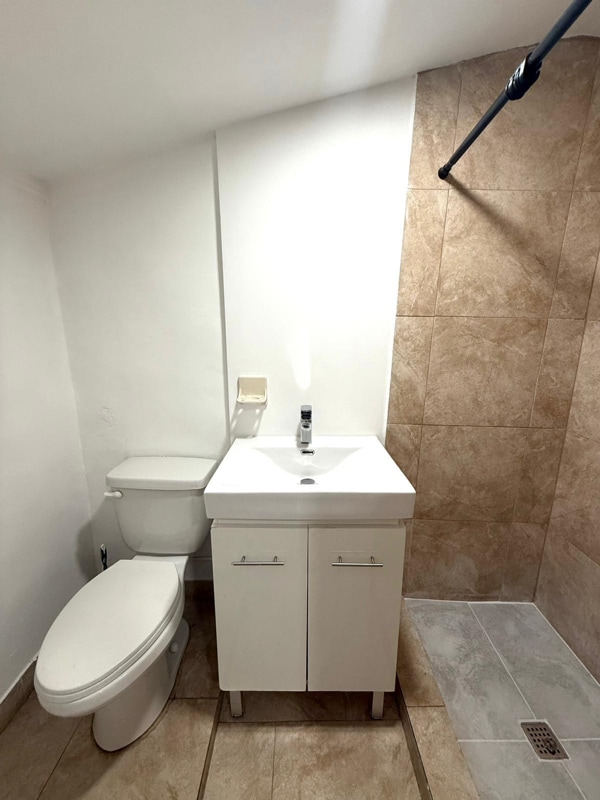 Photo - 1150 W 28th St Unit EFFICIENCY REAR LEFT