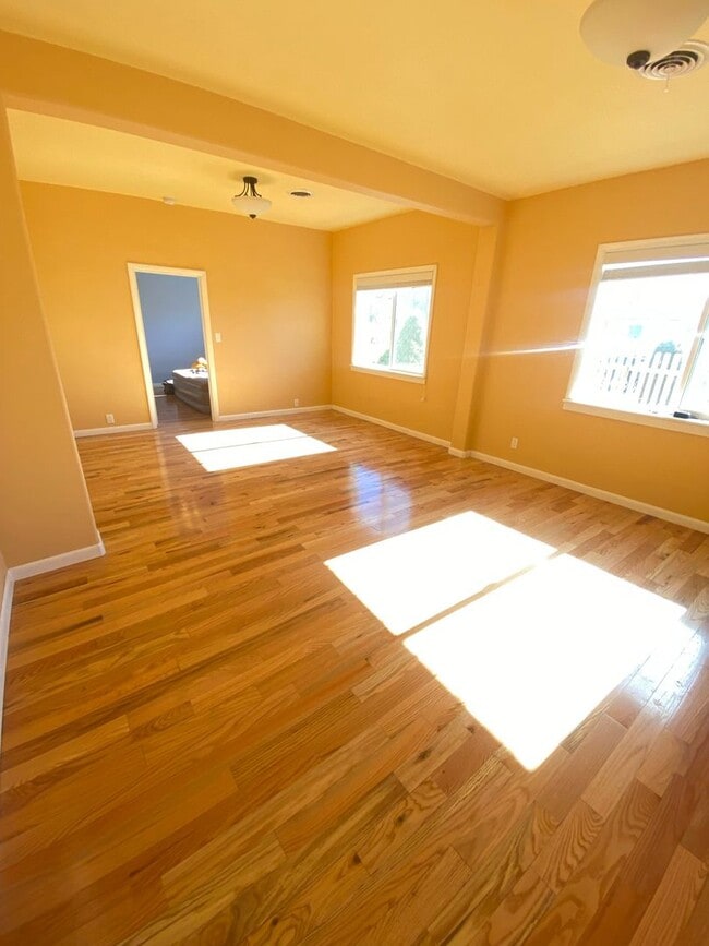 Photo - 835 Robinson Ave