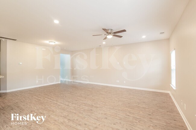 758 Redbud Ln