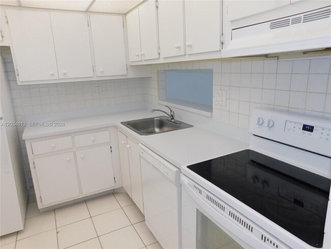 Building Photo - 8025 SW 107th Ave Unit 321