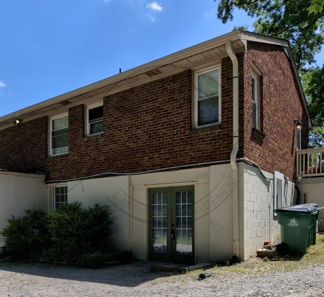 Building Photo - Cozy Garden Apartment in Donelson with a Spring Special! Unit McGavock Pike 250  B