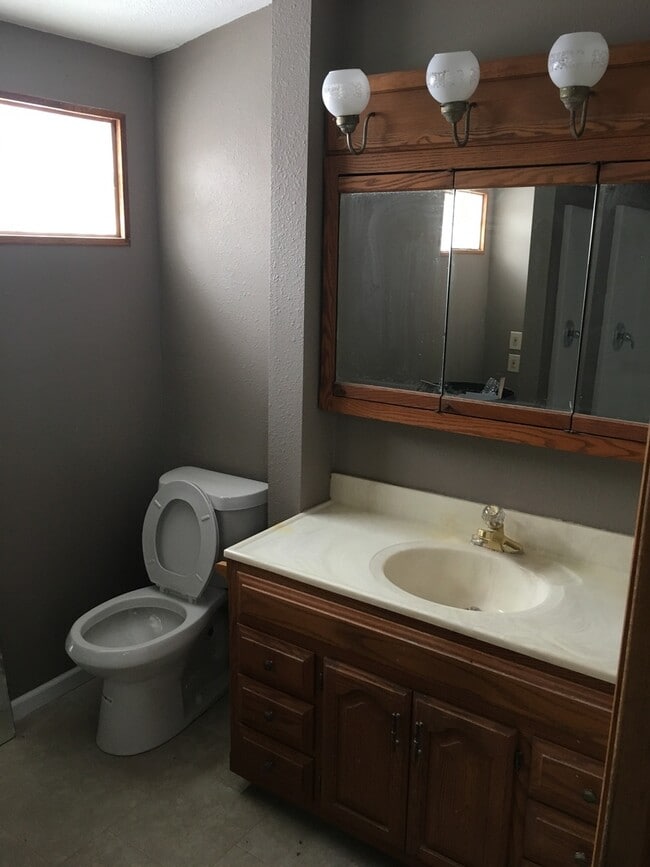 Photo - 5 Bedroom, 2.5 bath house with detached la...