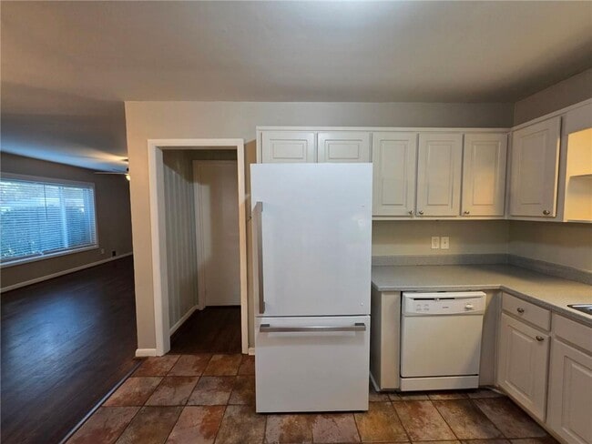 Photo - 652 Forest Ridge Dr SE