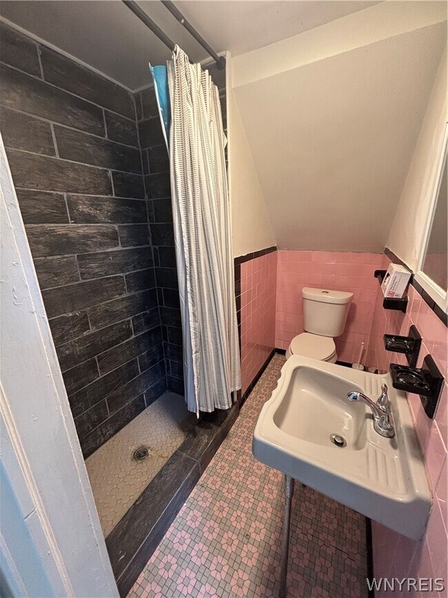 Photo - 1780 Falls St