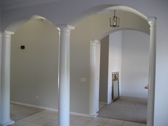 Entrada - 3924 Hollow Crossing Dr