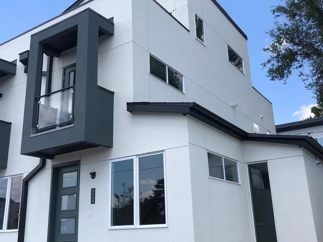End unit in row of townhomes - 4265 W 13th Ave (Denver, CO)
