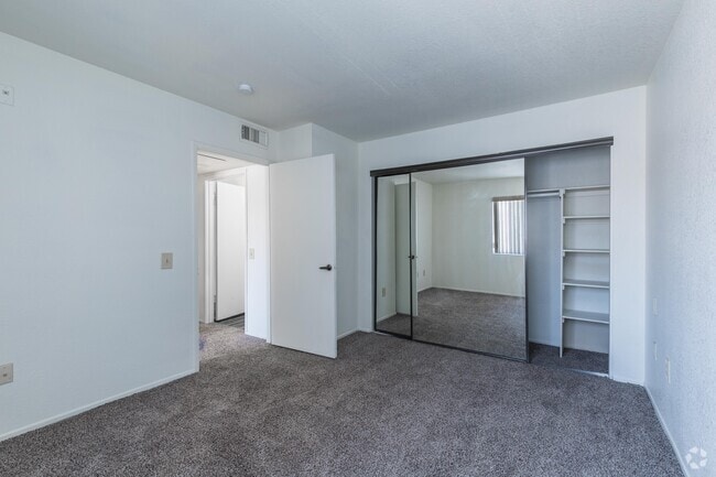 2 BR, 1 BA - 877SF