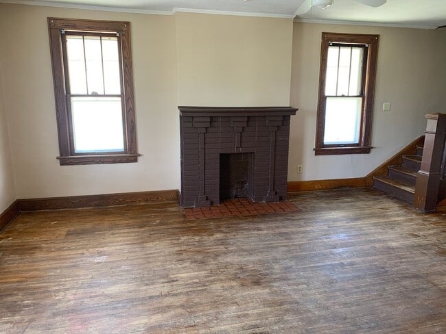 Photo - Large 3 bedroom house with fenced in backyard