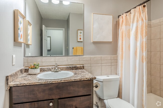 3 habitaciones, 2 baños, 130 metros cuadrados, baño 2 - The Apartments at President Park