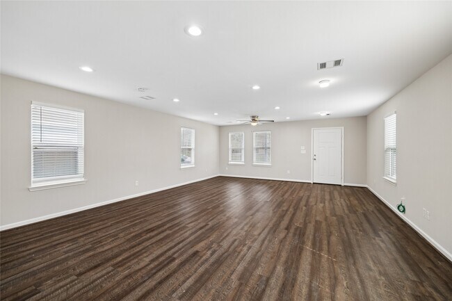 Photo - 3342 Simmons St