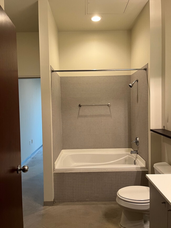 Bath Tub/Shower - 5601 Smetana Dr Unit 306