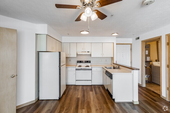 2HAB,2BA-912 ft²