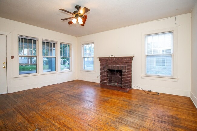 Building Photo - 4bed/2bath House right Downtown!!