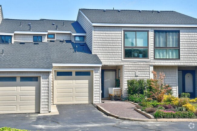 Building Photo - Beautiful Bayfront Townhouse !