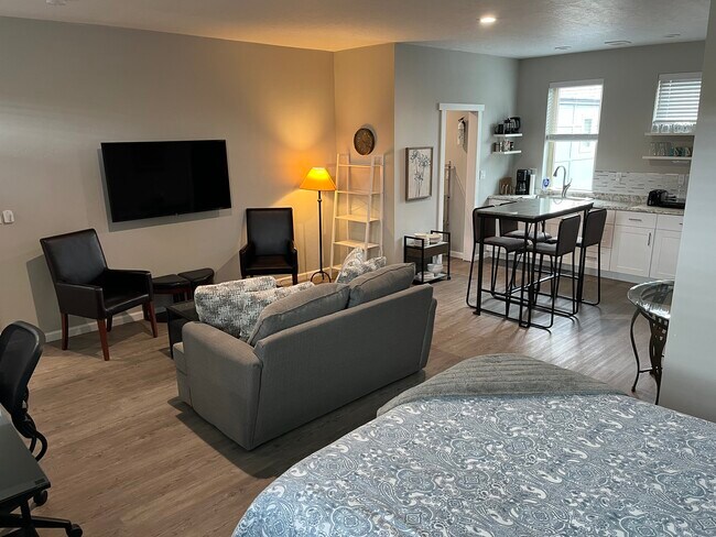 Photo - 241 E 36th St